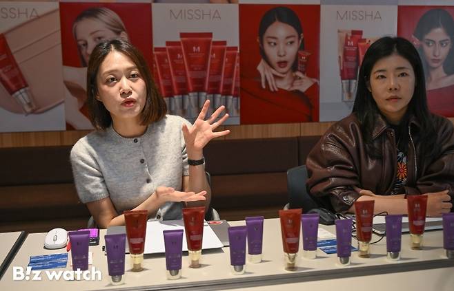 박현경 에이블씨앤씨 마케팅팀장(왼쪽)과 김연선 상품개발팀장(오른쪽)이 미샤의 주요 제품에 대해 소개하고 있다. / 사진=이명근 기자 qwe123@