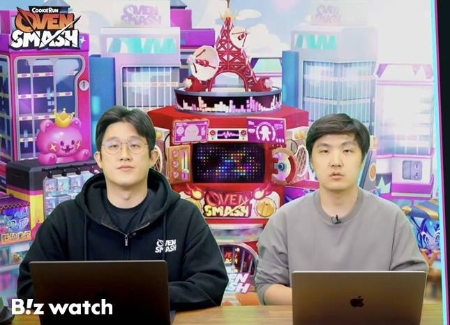 이원영 '쿠키런: 오븐스매시' 공동 PD(좌)와 조길현 데브시스터즈 대표는 지난 2일 오후 8시 긴급 라이브방송을 통해 게임 오류 등에 대해 사과하고 개선을 약속했다./사진=데브시스터즈
