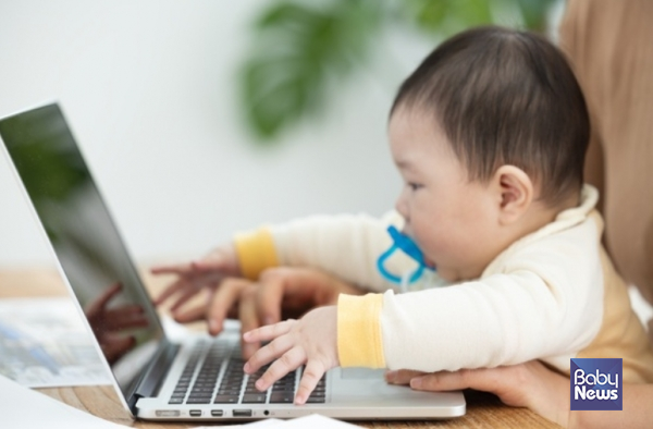 육아휴직 단일 제도는 출산 직후 여성의 고용과 근속을 일시적으로 보호하는 효과는 있으나, 중·장기적인 경력 유지를 담보하기에는 구조적 한계가 있다는 분석이 나왔다. 이에 따라 육아휴직 중심의 정책에서 벗어나, 복귀 이후 근무환경 개선을 중심으로 한 정책 전환이 필요하다는 주장이 제기됐다. ⓒ베이비뉴스