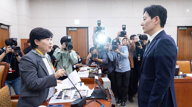 쌍방울 대북송금 사건을 담당했던 박상용 검사가 오늘(3일) 서울 여의도 국회에서 열린 윤석열정권 정치검찰 조작기소의혹 사건 진상규명 국정조사특별위원회 전체회의에 증인으로 출석해 증인 선서 거부 소명서를 제출한 뒤 서영교 위원장의 발언을 듣고 있다. (출처 : 뉴스1)