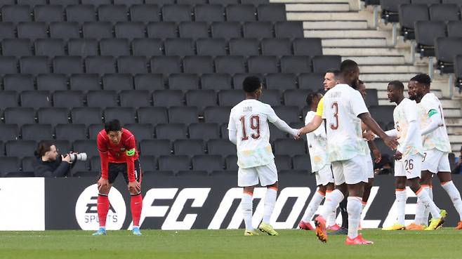 한국축구국가대표팀이 지난달 28일(현지시간) 영국 밀턴킨스 스타디움 MK에서 열린 코트디부아르와 평가전에서 0-4로 패하고 아쉬워하고 있다. 사진=연합뉴스