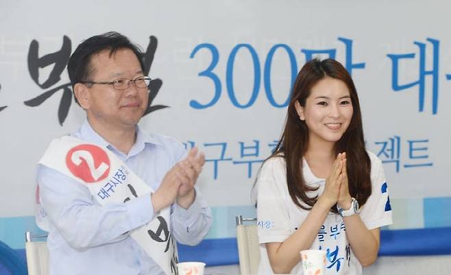 지난 2014년 5월 김부겸 당시 새정치민주연합 대구시장 후보와 딸 윤세인(본명 김지수)씨가 28일 오후 대구 서구 선거사무실에서 '보고싶다 김부겸' 부녀 토크 콘서트를 하고 있다.(사진=뉴시스)