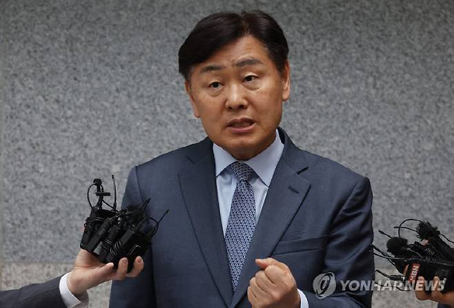 김관영 전북특별자치도지사가 1일 도청에서 취재진에게 "청년들에게 대리비를 줬다가 회수했다"며 "당 윤리감찰단에 있는 그대로 소명하겠다"고 밝히고 있다. (사진 = 연합뉴스)