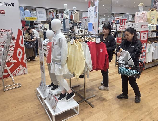 리뉴얼된 매장에서 고객들이 키즈 상품을 둘러보고 있다. 하남점은 키즈 존을 전면에 배치했다. (사진=한전진 기자)