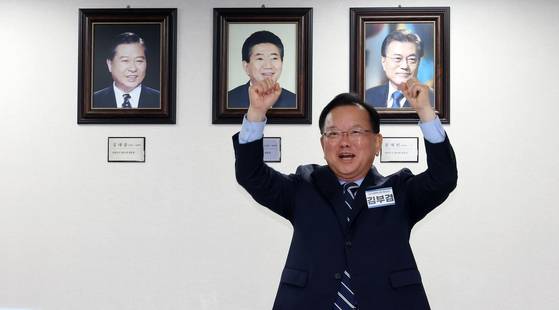 6·3 지방선거 대구시장에 출사표를 던진 김부겸 전 국무총리가 3일 서울 영등포구 여의도 더불어민주당 중앙당사에서 열린 공천 심사 면접에서 파이팅을 외치고 있다. 〈사진=연합뉴스〉