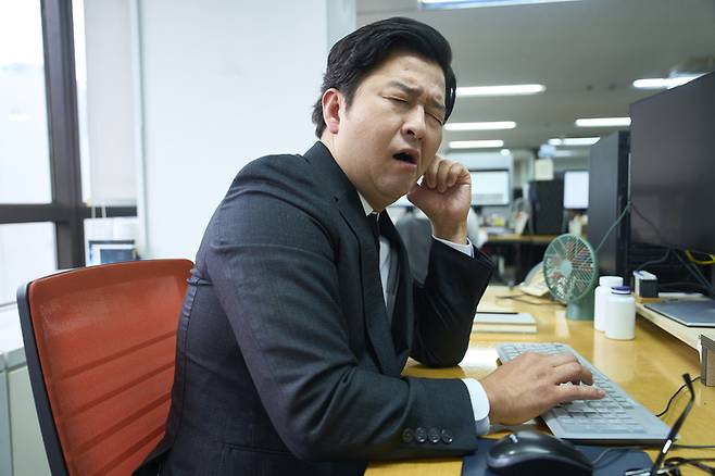 스트레스나 수면 부족이 뱃살을 늘리는 원인이 될 수 있다. 뱃살을 줄이려면 건강한 식생활과 규칙적인 운동을 유지해야 한다. 사진=게티이미지뱅크