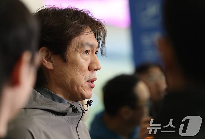 2026 북중미 월드컵 소집 전 마지막 평가전을 마치고 돌아온 축구대표팀 홍명보 감독이 2일 인천국제공항 제2터미널을 통해 귀국해 취재진의 질문에 답하고 있다. 유럽 원정 A매치 코트디부아르와 오스트리아전에서 두 경기 연속 영패를 기록한 축구대표팀은 골 결정력은 물론 수비 조직력마저 총체적 난국 상황에 빠지면서 월드컵 본선 경쟁력에 빨간불이 켜졌다. 2026.4.2 ⓒ 뉴스1 오대일 기자