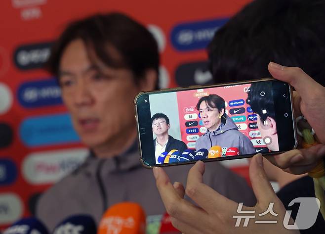 2026 북중미 월드컵 소집 전 마지막 평가전을 마치고 돌아온 축구대표팀 홍명보 감독이 2일 인천국제공항 제2터미널을 통해 귀국해 취재진의 질문에 답하고 있다. 유럽 원정 A매치 코트디부아르와 오스트리아전에서 두 경기 연속 영패를 기록한 축구대표팀은 골 결정력은 물론 수비 조직력마저 총체적 난국 상황에 빠지면서 월드컵 본선 경쟁력에 빨간불이 켜졌다. 2026.4.2 ⓒ 뉴스1 오대일 기자
