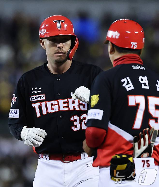 31일 서울 송파구 잠실야구장에서 열린 '2026 신한 SOL KBO리그' 열린 KIA 타이거즈와 LG트윈스의 경기, 5회초 KIA 공격 2사에서 데일이 안타를 때린 후 기뻐하고 있다. 2026.3.31 ⓒ 뉴스1 오대일 기자