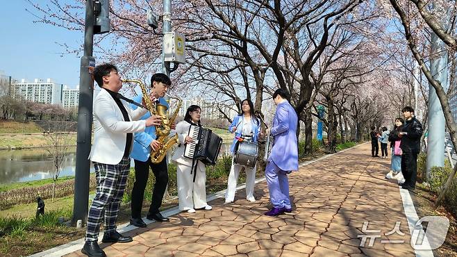 2025 안양천 벚꽃 퍼레이드 공연.(금천구 제공)