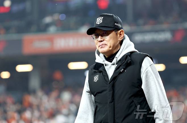 2일 대전 한화생명볼파크에서 열린 2026 신한 SOL KBO리그 KT 위즈와 한화 이글스의 경기에서 KT 이강철 감독이 시즌 개막 5연승을 앞두고 미소를 짓고 있다. 2026.4.2 ⓒ 뉴스1 김기남 기자