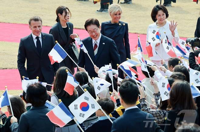 이재명 대통령과 에마뉘엘 마크롱 프랑스 대통령이 3일 청와대에서 열린 공식 환영식에서 어린이들에게 인사를 하고 있다. 2026.4.3 ⓒ 뉴스1 허경 기자