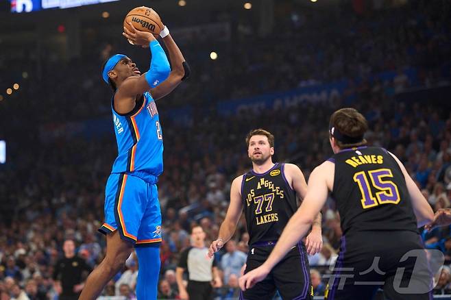 오클라호마시티 선더의 샤이 길저스 알렉산더가 3일(한국시간) 열린 2025-26 NBA LA 레이커스전에서 28점 7리바운드 7어시스트로 활약해 팀의 139-96 대승을 이끌었다. ⓒ AFP=뉴스1
