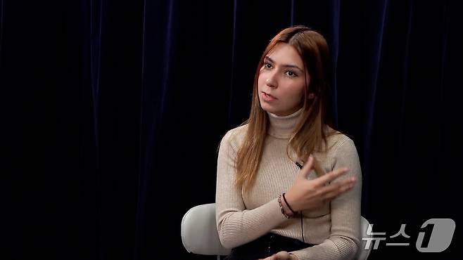 한국에 거주 중인 마사 이사리 씨(27)가 31일 뉴스1과의 인터뷰 도중 질문에 답하고 있다.