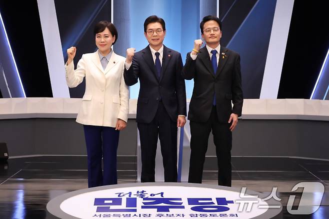 전현희(왼쪽부터), 정원오, 박주민 더불어민주당 서울시장 예비후보가 3일 서울 여의도 KBS 스튜디오에서 열린 더불어민주당 서울시장 본경선 후보자 2차 합동토론회에서 기념촬영을 하고 있다. 2026.4.3 ⓒ 뉴스1 국회사진기자단