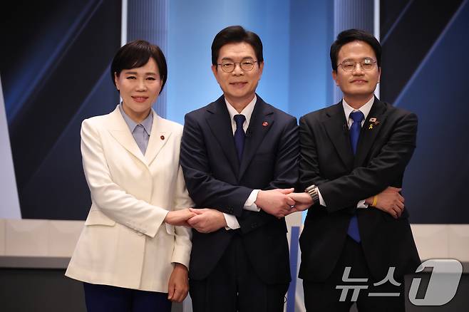 전현희(왼쪽부터), 정원오, 박주민 더불어민주당 서울시장 예비후보가 3일 서울 여의도 KBS 스튜디오에서 열린 더불어민주당 서울시장 본경선 후보자 2차 합동토론회에서 기념촬영을 하고 있다. 2026.4.3 ⓒ 뉴스1 국회사진기자단