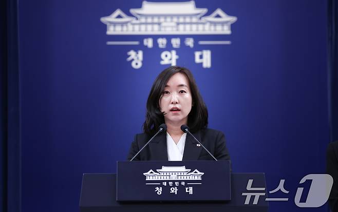 전은수 대변인이 3일 청와대 춘추관에서 출퇴근 시간대 대중교통 혼잡 완화 대책 관련 브리핑을 하고 있다. 2026.4.3 ⓒ 뉴스1 허경 기자