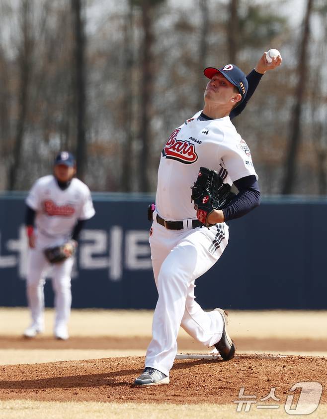 12일 오후 경기도 이천 두산베어스파크에서 열린 '2026 신한 SOL KBO리그' 시범경기 두산 베어스와 키움 히어로즈의 경기에서 두산 선발 크리스 플렉센이 역투하고 있다. 2026.3.12 ⓒ 뉴스1 김민지 기자