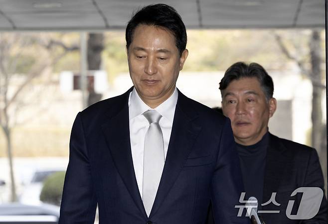 정치자금법 위반 혐의를 받는 오세훈 서울시장이 3일 서울 서초구 서울중앙지방법원에서 열린 여론조사비 대납 의혹 사건 1심 공판에 출석하고 있다. 2026.4.3 ⓒ 뉴스1 최지환 기자