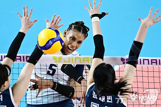 3일 경북 김천실내체육관에서 열린2025-2026 V-리그 포스트시즌 여자 프로배구 챔피언 결정전 2차전 한국도로공사와 GS칼텍스의 경기에서 GS칼텍스 실바가 스파이크를 날리고 있다. 이날 경기에서 GS칼텍스는 세트스코어 3대2로 승리했다. (KOVO 제공. 재판매 및 DB 금지) 2026.4.3 ⓒ 뉴스1