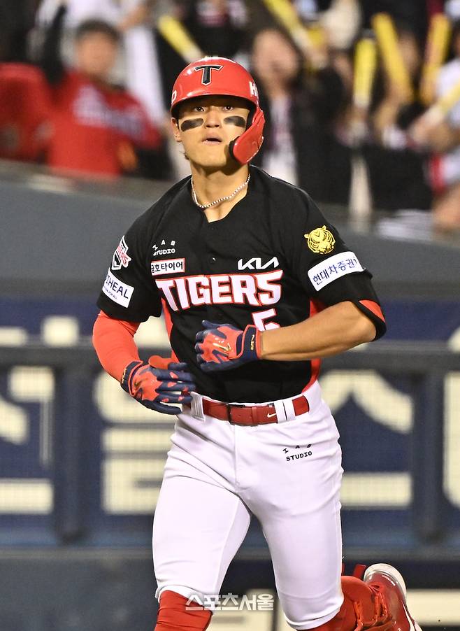 KIA 김도영이 31일 잠실구장에서 열린 2026 KBO리그 LG와 경기 2회초 2사 2루 상황에서 LG 선발 톨허스트를 상대로 2점 홈런을 치고 베이스를 돌며 세리머니를 하고 있다. 잠실 | 박진업 기자 upandup@sportsseoul.com