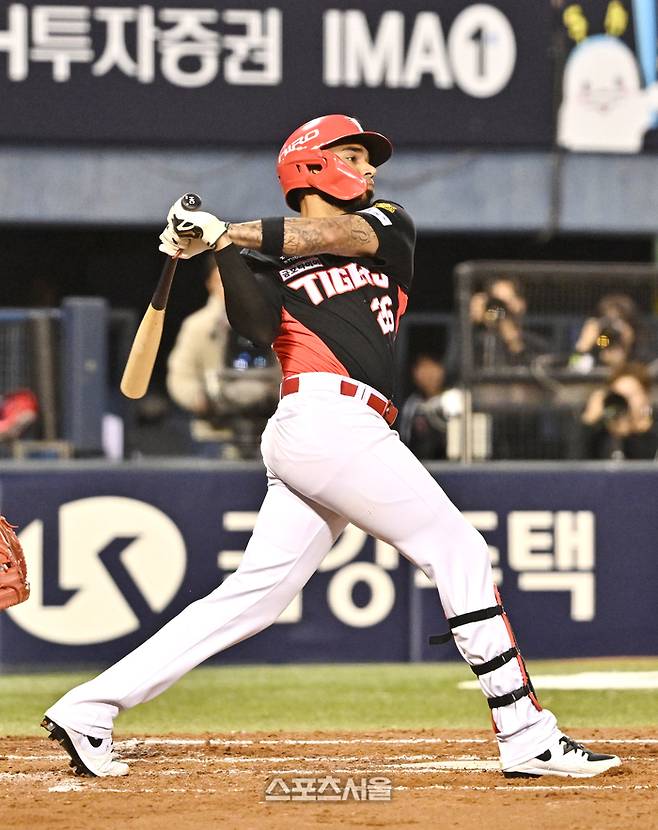 KIA 카스트로가 31일 잠실구장에서 열린 2026 KBO리그 LG와 경기 2회초 2사 1-3루 상황에서 LG 선발 톨허스트를 상대로 2타점 2루타를 치고 있다. 잠실 | 박진업 기자 upandup@sportsseoul.com
