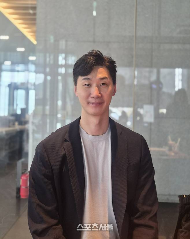 우리카드 박철우 감독 대행이 지난달 31일 서울 한 카페에서 인터뷰 후 포즈를 취하고 있다. 사진 | 박준범기자