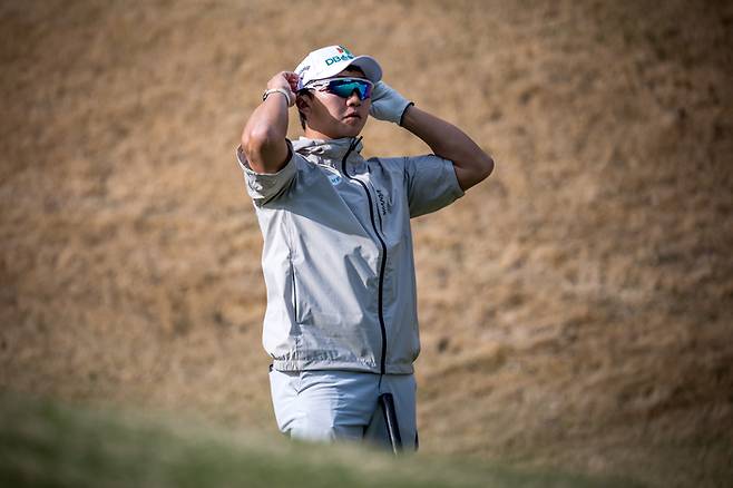 김홍택이 아시안투어 인터내셔널시리즈 개막전에서 고글을 고쳐쓰며 공략 지점을 탐색하고 있다. 사진 | 아시안투어