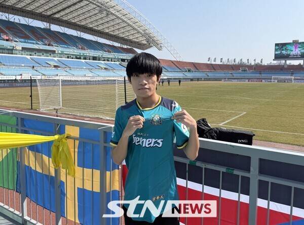 안산그리너스 팬 송영복 씨. /사진(안산)=강의택 기자