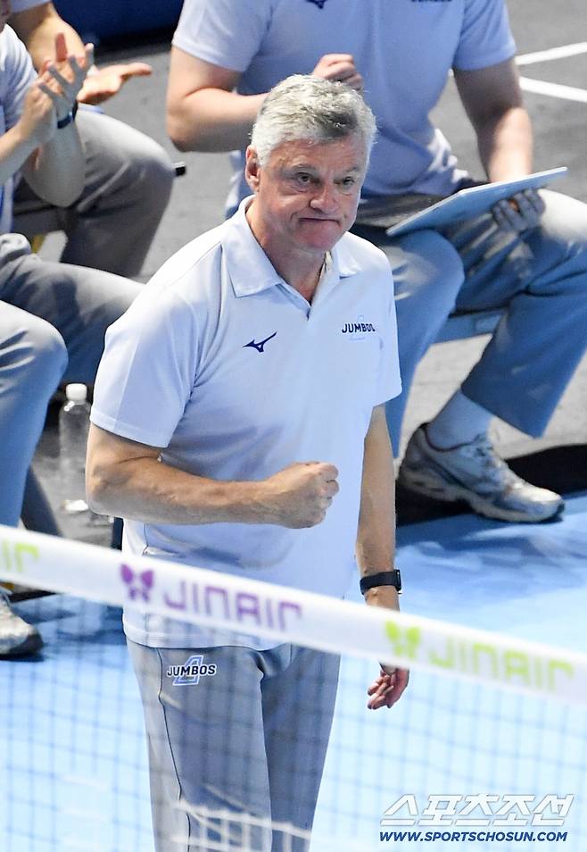 2일 인천 계양체육관에서 열린 V리그 남자부 챔피언결정전 대한항공과 현대캐피탈의 경기. 헤난 달 조토 감독이 환호하고 있다. 인천=박재만 기자 pjm@sportschosun.com/2026.04.02/