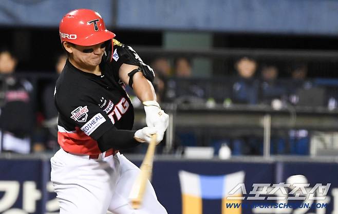 마음먹고 노린 타구가 다리를 직격하고 말았다.