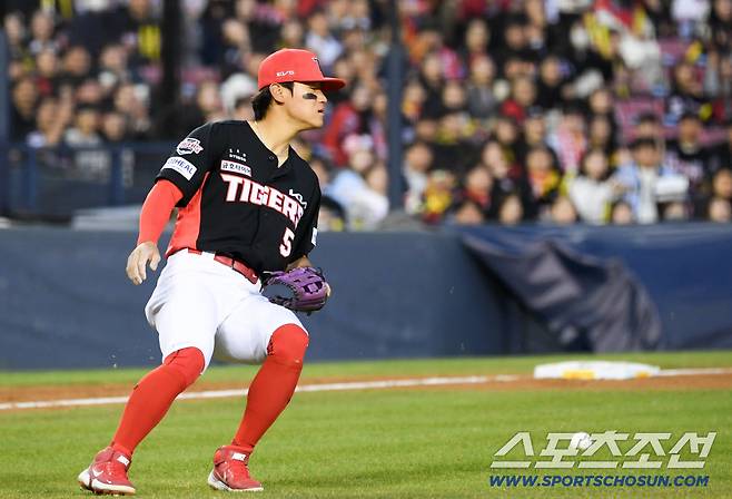 경기 후반 수비 직후 통증을 호소한 3루수 김도영.