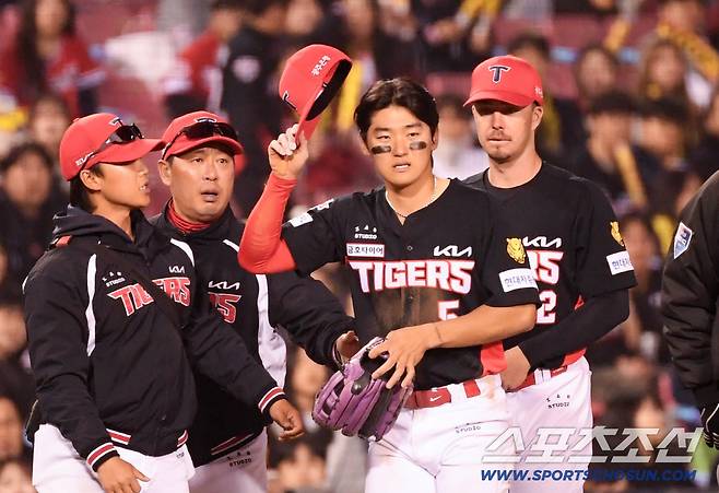 트레이너가 급히 달려가 상태를 살폈지만 김도영은 통증을 호소했다.