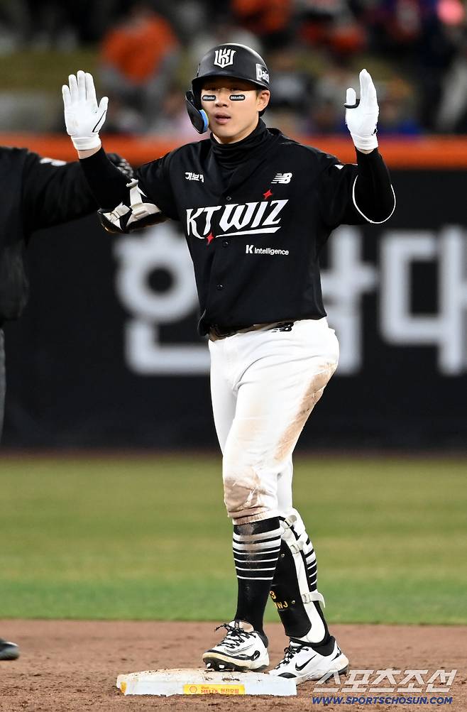 1일 대전한화생명볼파크에서 열린 KT와 한화의 경기. 8회초 2사 만루 KT 최원준이 3타점 2루타를 치고 환호하고 있다. 대전=허상욱 기자wook@sportschosun.com/2026.04.01/