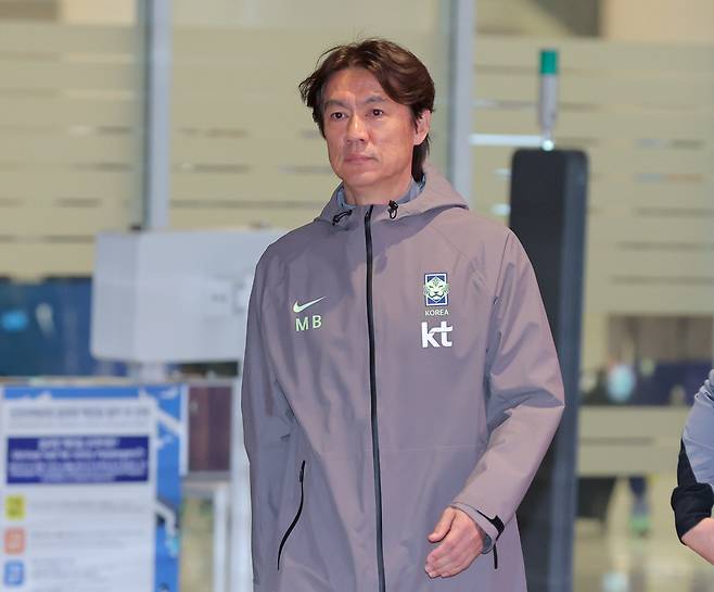 귀국한 축구 국가대표팀 홍명보 감독

    (영종도=연합뉴스) 류영석 기자 = 2026 북중미 월드컵을 앞두고 유럽에서 A매치 2연전을 치른 축구 국가대표팀 홍명보 감독이 2일 인천국제공항 제2여객터미널을 통해 귀국하고 있다. 2026.4.2

    ondol@yna.co.kr

(끝)





<저작권자(c) 연합뉴스, 무단 전재-재배포, AI 학습 및 활용 금지>