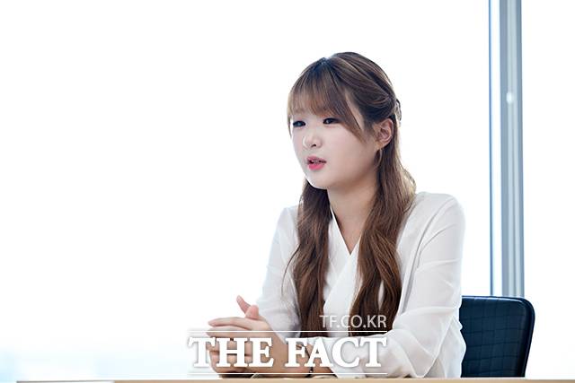 국내에서도 유튜브나 틱톡에서의 인기를 계기로 가수 데뷔하는 사례는 늘고 있다. 다만 아직 정상급 가수로 성장한 사례는 나오지 않고 있다. 사진은 쇼츠와 틱톡을 중심으로 큰 인기를 얻은 가수 서이브가 지난해 9월 29일 서울 마포구 상암동 <더팩트> 사옥에서 인터뷰를 하는 모습이다. /서예원 기자