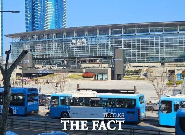 부산역 인근에서 30년째 미용실을 운영 중인 곽 모(70대·여) 씨는 이재명 정부의 경제 정책을 비판하며 "국민의힘 후보에게 표를 줘야겠다"고 말했다. 사진은 부산역 일대 전경. /서다빈 기자