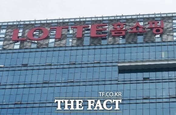 롯데홈쇼핑 경영권을 둘러싼 롯데와 태광의 '한 지붕 두 가족' 체제가 20년 가까이 지속되고 있다. 이는 롯데홈쇼핑 독특한 지분구조에 의해 발생한 현상으로, 코로나19 엔데믹 이후 실적이 줄곧 내리막을 타면서 양측 갈등이 책임 공방으로 확산했다. /더팩트 DB