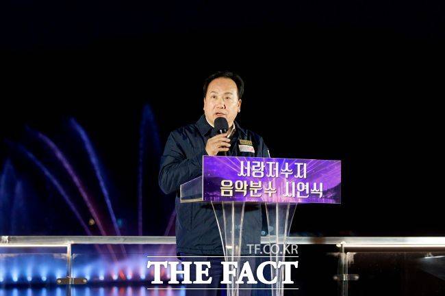 이권재 오산시장이 서랑저수지 음악분수 시연회에서 인사말을 하고 있다. /오산시