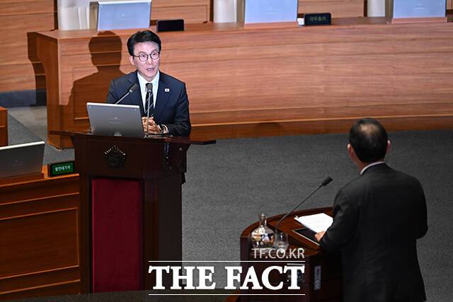 김민석 국무총리는 3일 국회에서 열린 정치·외교·통일·안보에 관한 대정부질문에서 "현재 호르무즈 해협 통행세 (납부는) 정부 내에서 논의하거나 고려하고 있지 않다"고 밝혔다. 사진은 이날 김 총리가 대정부질문에서 답변하는 모습. /국회=서예원 기자