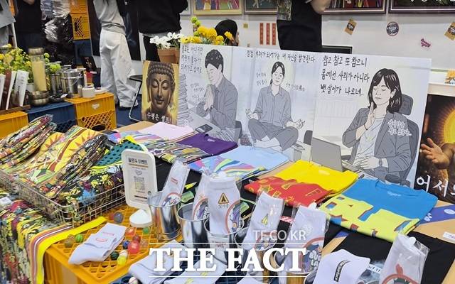 3일 '오승혁의 '현장''은 서울 강남 코엑스에서 열린 서울국제불교박람회를 찾았다. 불교의 메시지를 힙하게 해석한 여러 굿즈가 관람객들의 관심을 모았다. /서울 강남 코엑스=오승혁 기자