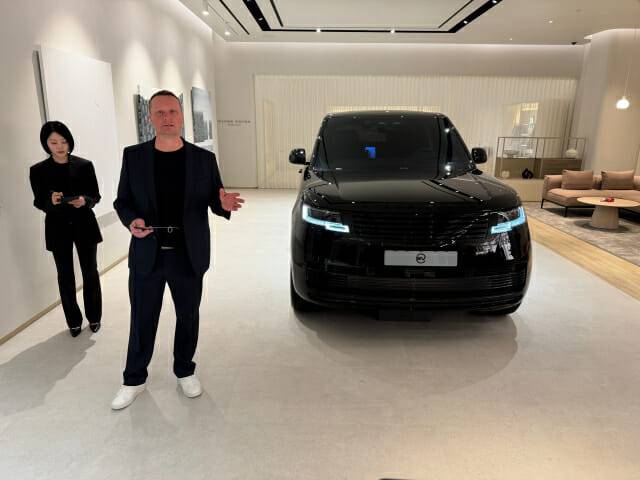 닐 메일링 재규어랜드로버(JLR) SVO SV 비스포크 글로벌 세일즈 매니저와 레인지로버 SV 블랙 (사진=지디넷코리아)