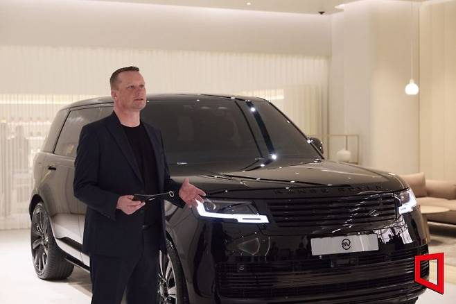 닐 메일링 JLR SV 비스포크 글로벌 세일즈 책임자가 2일 천일오토모빌 강남 전시장 SV 비스포크 스튜디오에서 레인지로버 'SV 블랙'을 소개하고 있다. JLR코리아