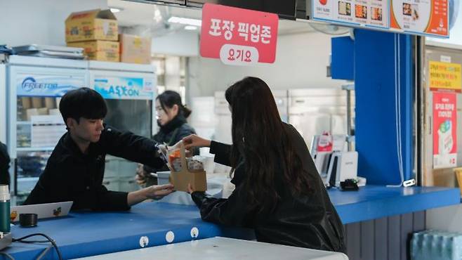 인천SSG랜더스필드에서 관람객이 요기요 포장 주문을 이용하고 있다. 요기요