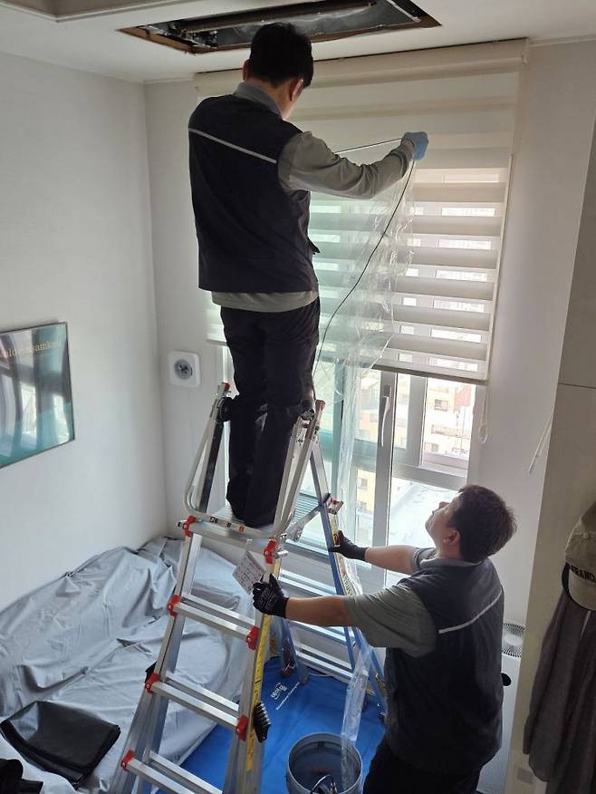 지난 25일 방문한 LG전자의 구독 케어 매니저가 '2인 1조'로 세척 준비를 하고 있다. 박준이 기자.