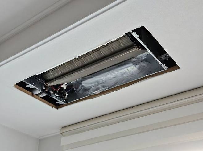 지난 25일 LG전자의 휘센 시스템 에어컨 세척을 위해 전면 커버를 분리한 모습. 박준이 기자.