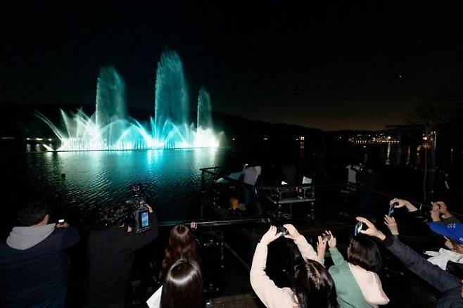 오산시가 지난 2일 서랑저수지 일원에서 시민들의 뜨거운 호응 속에 음악분수 시연식을 개최하고 있다. 오산시 제공