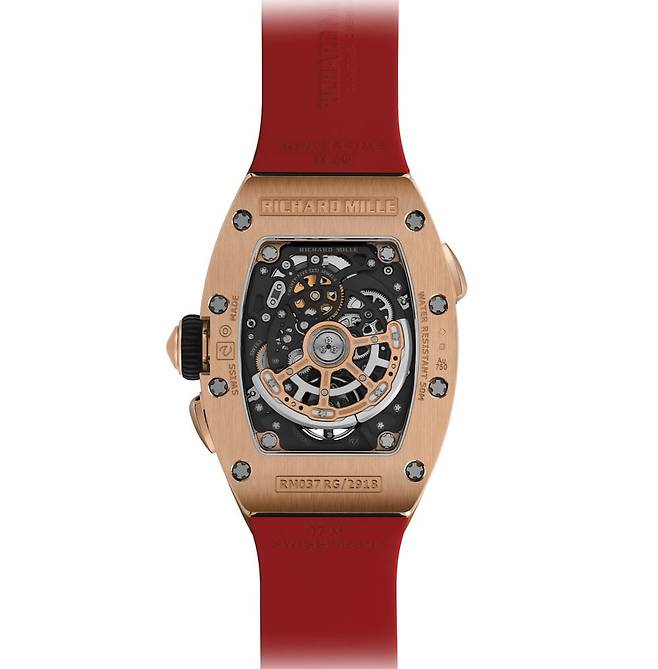 골드 소재와 강렬한 레드 스트랩의 조화. 다이얼 중앙의 젬스톤 세팅을 통해 럭셔리 워치의 화려함과 품격을 강조했다.