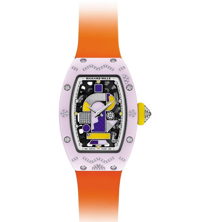 RM 07-01 컬러 세라믹 블러쉬 핑크. 첨단 기술과 현대 미술의 조화를 보여주는 모델. 지르코늄 산화물 기반의 TZP 세라믹을 사용해 내구성을 극대화했으며, 기하학적 다이얼 배색이 특징이다. /리차드밀 제공