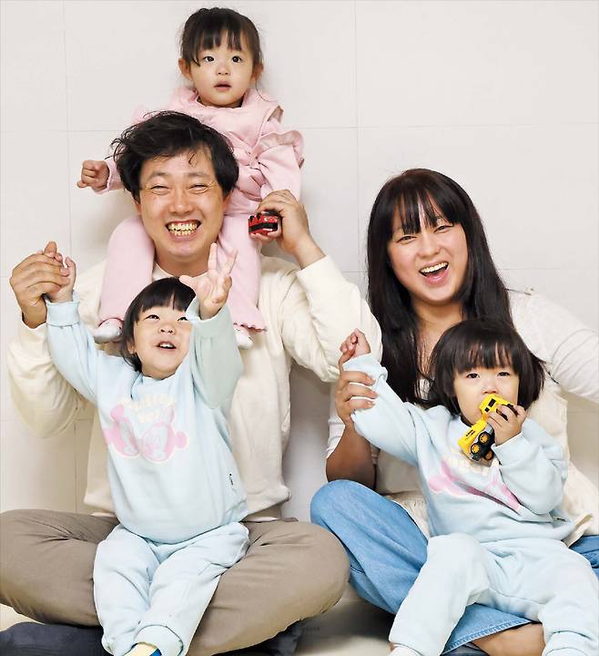 1일 경기도 남양주 한 아파트에서 만난 안시하(오른쪽)·안지성씨 가족. 아빠 지성씨의 어깨 위에 목말을 탄 아이가 세 쌍둥이 중 딸인 리나, 아빠 무릎에 앉은 아이가 아들 이도, 엄마 무릎 위의 아이가 아들 이루다. /장경식 기자